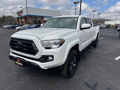 Used 2022 Toyota Tacoma SR5 w/ Technology Package image 2