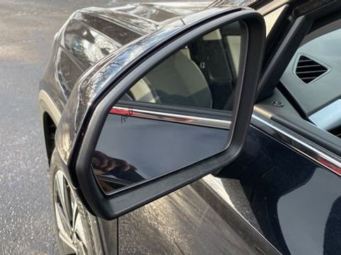 New 2026 Volkswagen Taos SE image 18