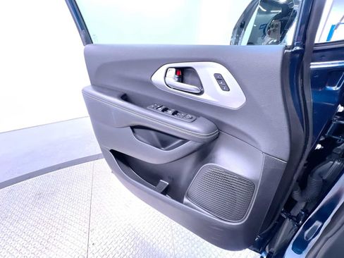 Used 2025 Chrysler Pacifica Limited FWD image 34