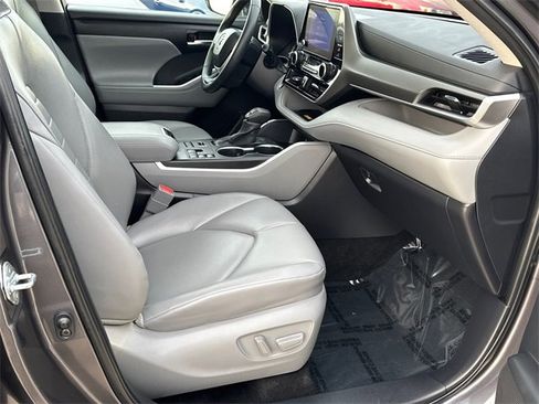 Used 2024 Toyota Highlander XLE image 12
