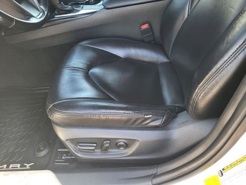 Used 2020 Toyota Camry SE FWD image 11