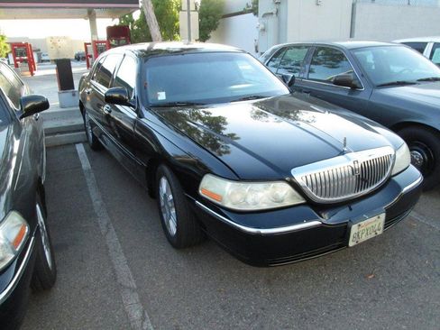 Used 2011 Lincoln Town Car Executive L image 1