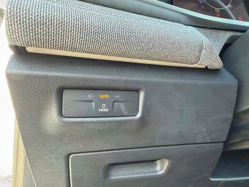 Certified 2025 Volkswagen Tiguan S FWD image 33