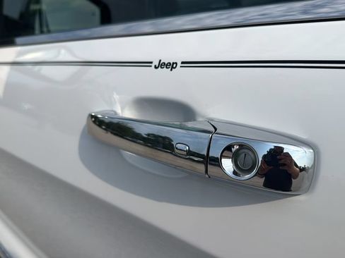 Used 2020 Jeep Grand Cherokee Limited AWD/4WD image 9