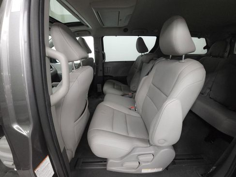 Used 2020 Toyota Sienna XLE Premium FWD image 5
