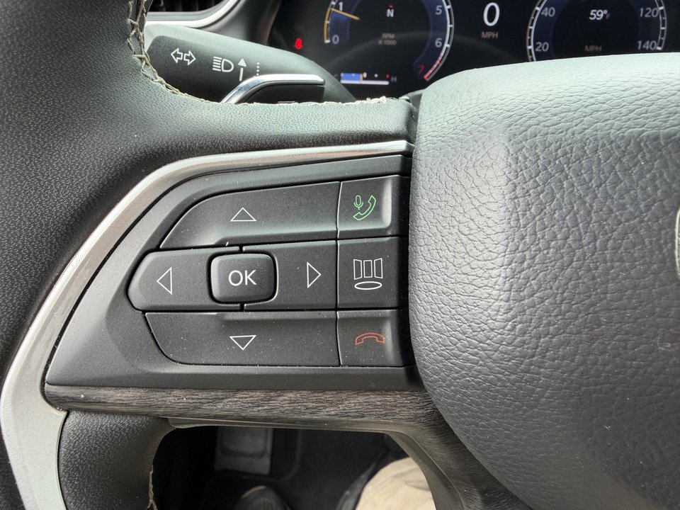 Used 2025 Jeep Grand Cherokee Limited AWD/4WD image 17