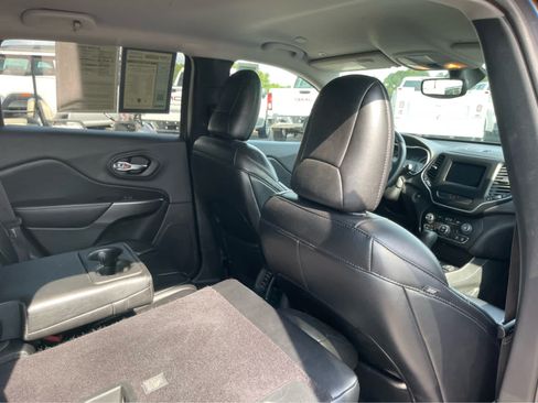 Used 2019 Jeep Cherokee Latitude Plus w/ Comfort/Convenience Group FWD image 28