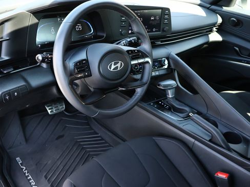 Used 2025 Hyundai Elantra Sport image 3