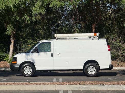 Used 2015 Chevrolet Express 2500 RWD image 2