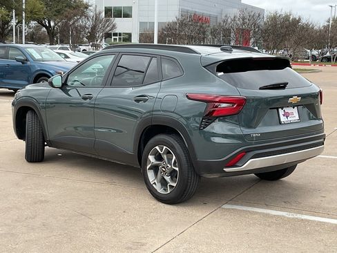 Used 2025 Chevrolet Trax LT w/ LT Convenience Package image 7