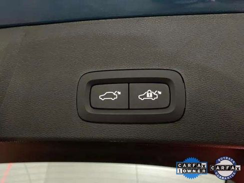 Used 2025 Volvo XC40 B5 Plus image 8