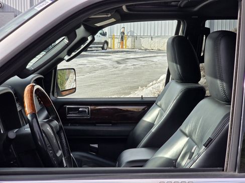 Used 2017 Lincoln Navigator L Select image 6