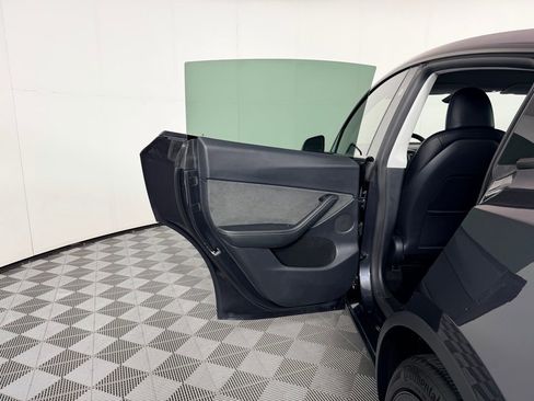 Used 2025 Tesla Model Y Long Range image 23