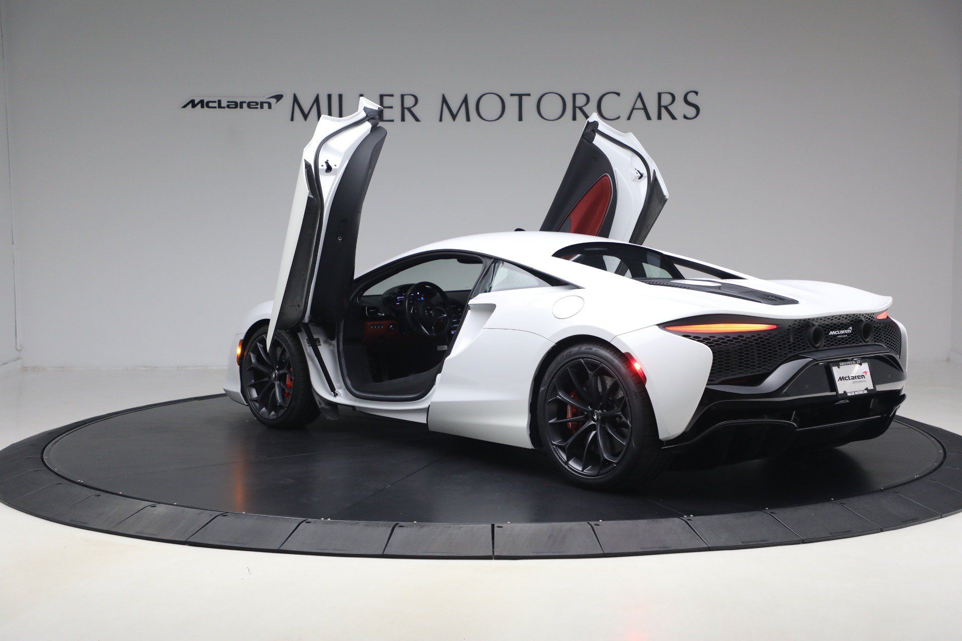 Used 2023 McLaren Artura RWD image 16