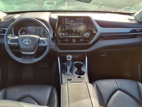 Used 2022 Toyota Highlander XLE image 9