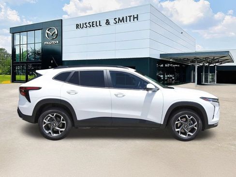 Used 2025 Chevrolet Trax LT w/ Driver Confidence Package FWD image 3