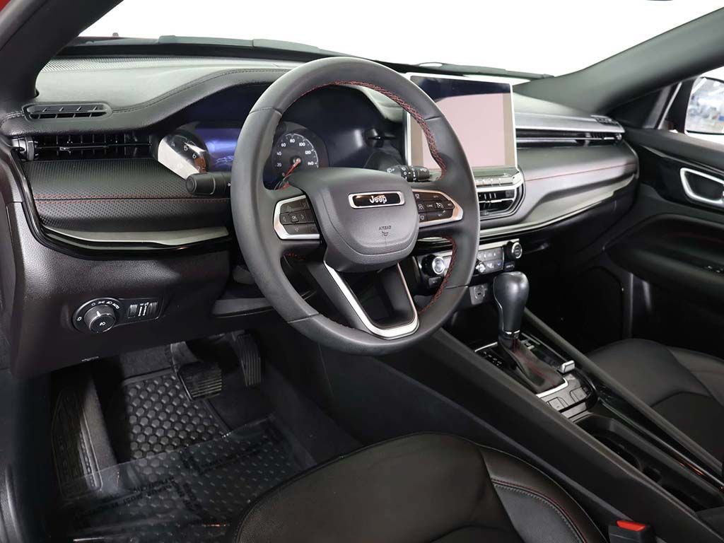 Used 2025 Jeep Compass Trailhawk AWD/4WD image 24
