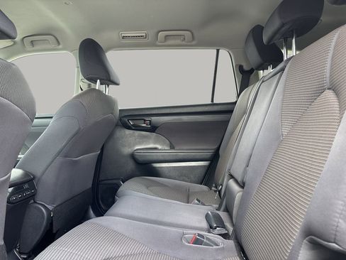 Used 2023 Toyota Highlander LE image 17