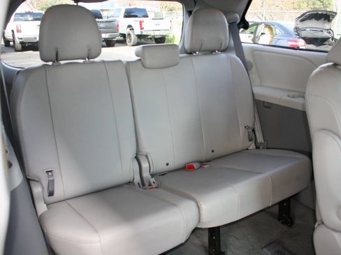 Used 2014 Toyota Sienna XLE image 26