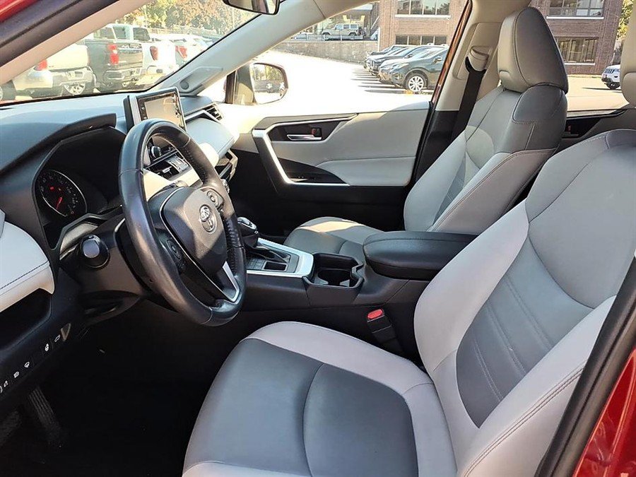 Used 2019 Toyota RAV4 XLE Premium w/ Cold Weather Package AWD/4WD image 18