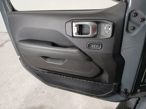 Used 2025 Jeep Wrangler Unlimited Sahara image 29