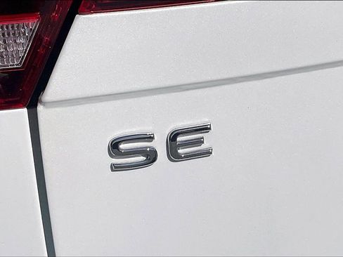 Certified 2022 Volkswagen Tiguan SE R-Line FWD image 7