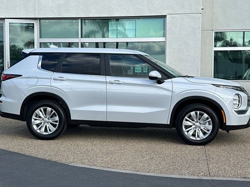 New 2026 Mitsubishi Outlander ES image 3