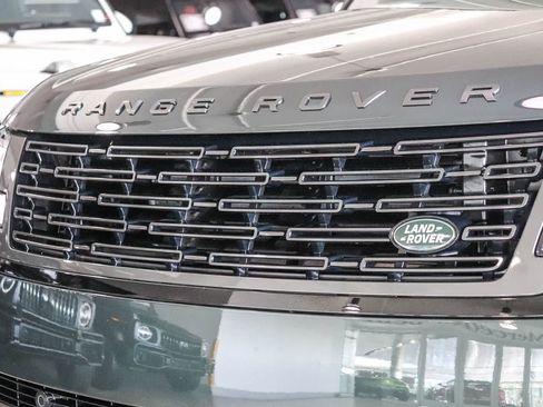Used 2025 Land Rover Range Rover SE AWD/4WD image 8