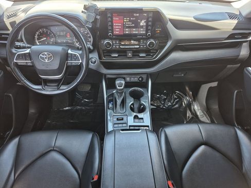 Used 2022 Toyota Highlander XLE AWD/4WD image 14