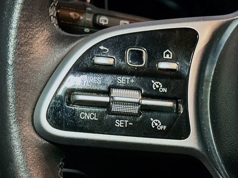 Used 2021 Mercedes-Benz GLB 250 4MATIC image 35