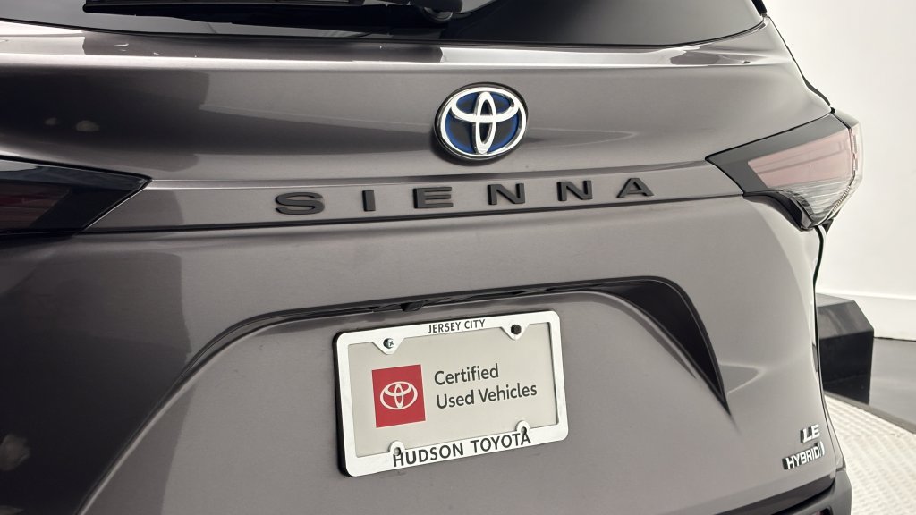 Certified 2024 Toyota Sienna LE FWD image 7