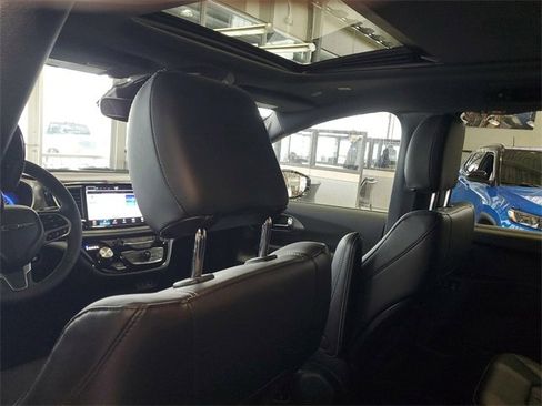 New 2025 Chrysler Pacifica Select image 10