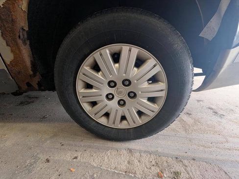 Used 2006 Chrysler Town & Country FWD image 14