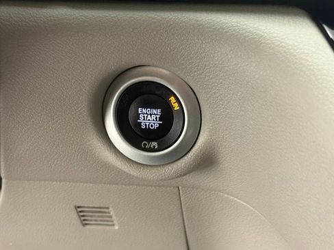 Used 2023 Chrysler Pacifica Touring-L FWD image 28