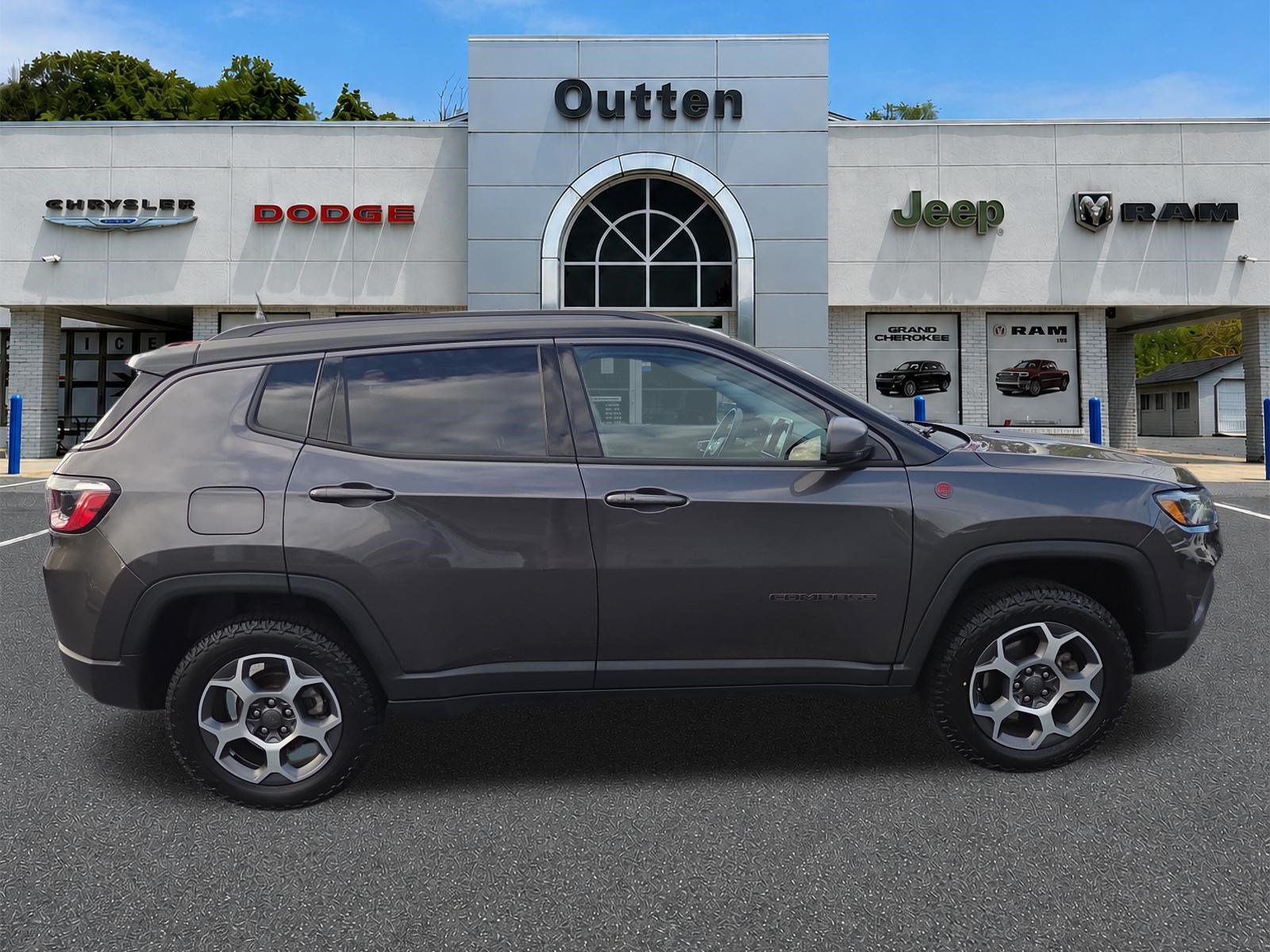 Used 2022 Jeep Compass Trailhawk w/ Trailhawk Convenience Group AWD/4WD image 2