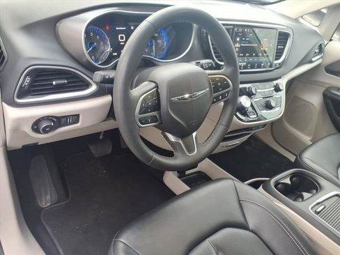 Used 2024 Chrysler Pacifica Touring-L image 8