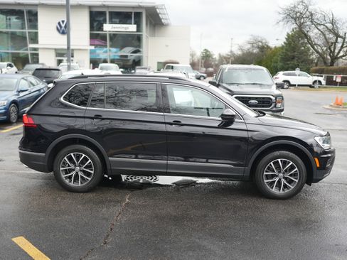 Used 2020 Volkswagen Tiguan SE w/ Panoramic Sunroof Package image 9