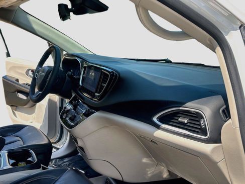 Used 2023 Chrysler Pacifica Touring-L FWD image 27