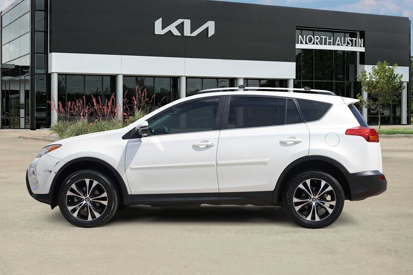 Used 2015 Toyota RAV4 Limited w/ Technology Package FWD image 3