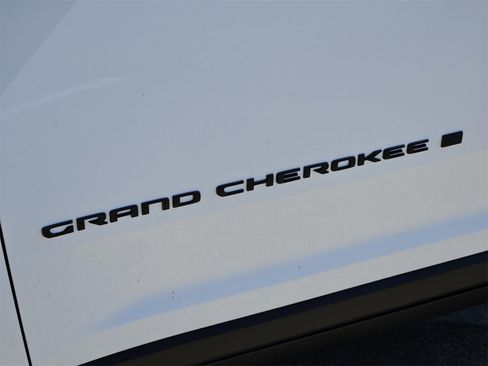 New 2025 Jeep Grand Cherokee Altitude image 11