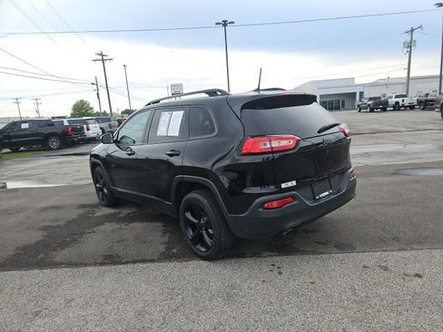 Used 2018 Jeep Cherokee Latitude w/ Altitude Package FWD image 8