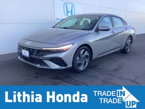 Used 2025 Hyundai Elantra SEL FWD image 1