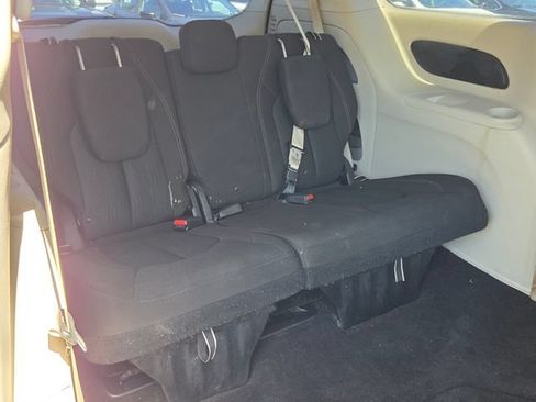 Used 2017 Chrysler Pacifica Touring FWD image 16