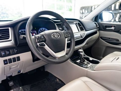 Used 2019 Toyota Highlander XLE AWD/4WD image 24