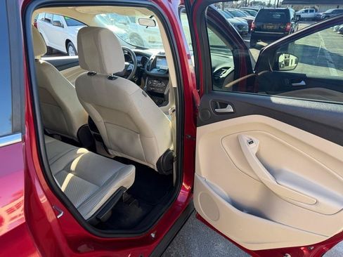 Used 2017 Ford Escape SE w/ Equipment Group 201A FWD image 8