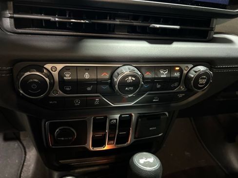 Used 2025 Jeep Wrangler Unlimited Sahara AWD/4WD image 27