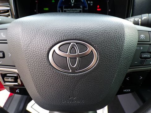 Used 2025 Toyota Camry LE FWD image 32