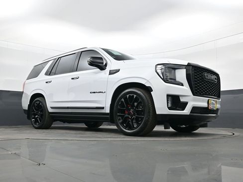 Used 2022 GMC Yukon Denali w/ Denali Premium Package image 24