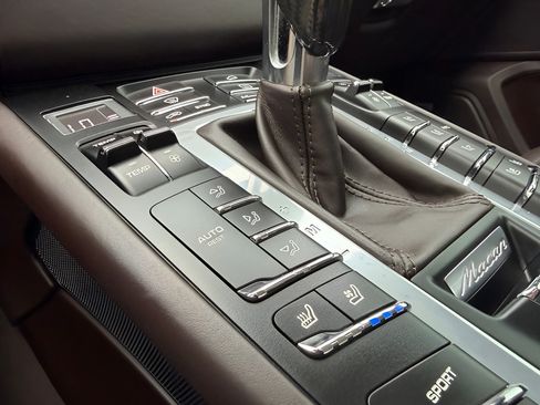 Used 2017 Porsche Macan Turbo AWD/4WD image 54