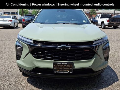 Used 2024 Chevrolet Trax RS w/ Sunroof Package FWD image 2
